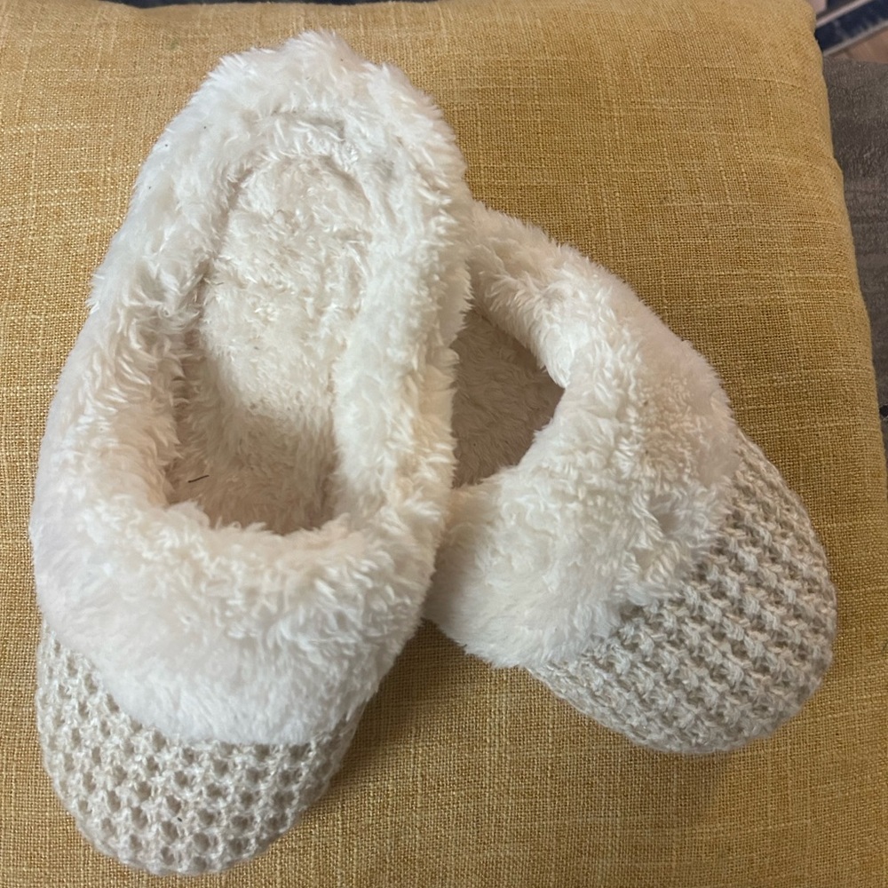 Dearfoams Sz 5 Cozy Cream Slippers NWOT